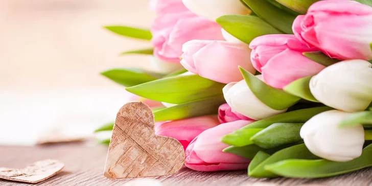 Kytice barevných tulipánů