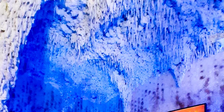 Počas celého pobytu zostáva vďaka modernej technike teplota v jaskyni na úrovni 19 °C. 