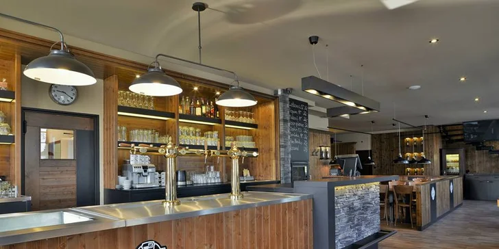 Hovězí burger ŠNYT s hranolky, salátem Coleslaw a pivem Lobkowicz