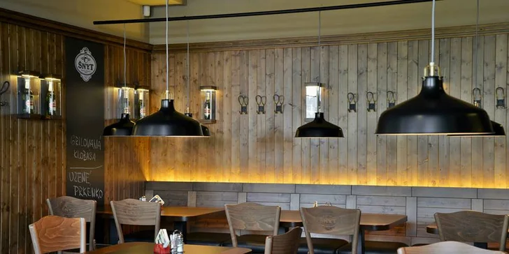 Hovězí burger ŠNYT s hranolky, salátem Coleslaw a pivem Lobkowicz