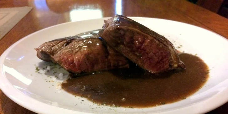 Skvostné hovězí flank steaky s omáčkou a steakovými hranolky pro dva