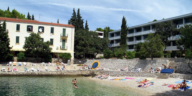 Léto na chorvatském Hvaru - 7 nocí v hotelu u moře, polopenze a půjčení lehátek