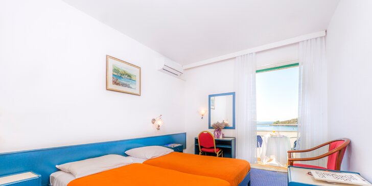 Léto na chorvatském Hvaru - 7 nocí v hotelu u moře, polopenze a půjčení lehátek