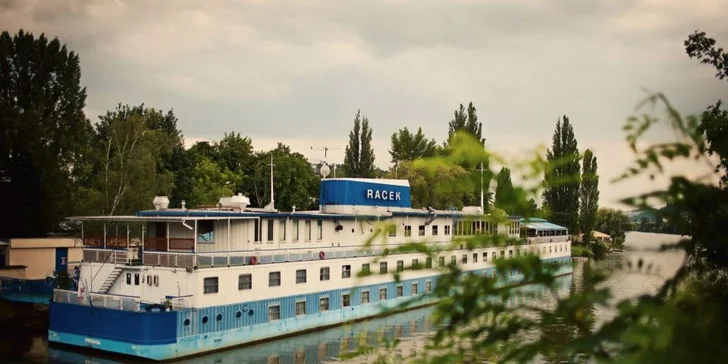 Ubytování ve vlastní kajutě na palubě botelu Racek