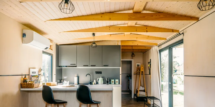 Súčasťou domčeka je tiež vybavená kuchyňa, kúpeľňa so sprchovým kútom a WC. (Tinyhouse)