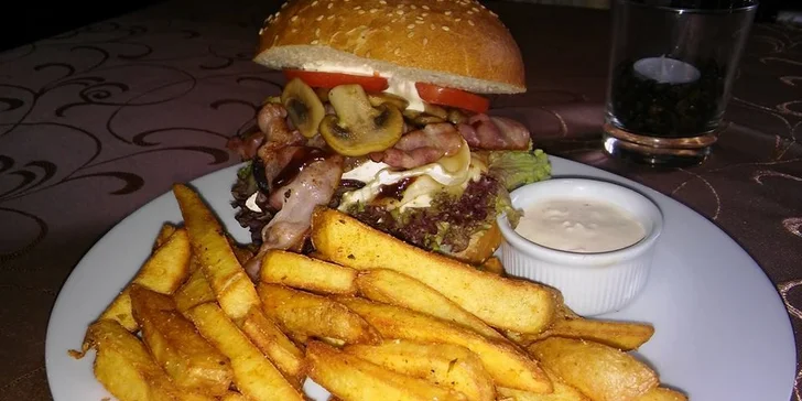 Burgery naducané k prasknutí, jemně pálivé křídla, omáčka i pivko