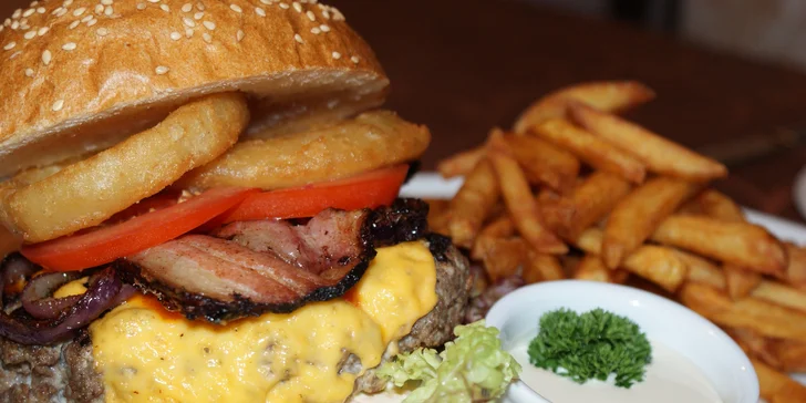 Burgery naducané k prasknutí, jemně pálivé křídla, omáčka i pivko