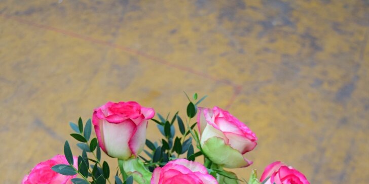 Nádherná kytice růží nebo tulipánů