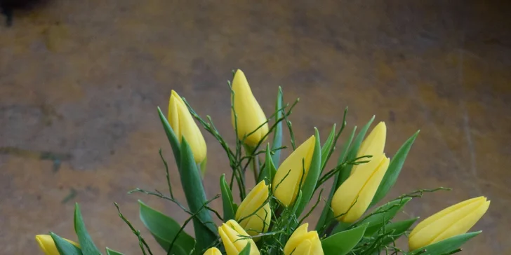 Nádherná kytice růží nebo tulipánů