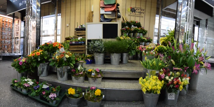 Nádherná kytice růží nebo tulipánů
