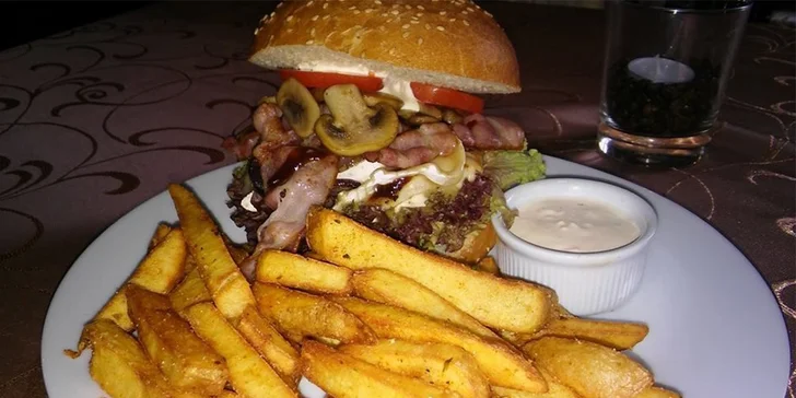 Burgery naducané k prasknutí, jemně pálivé křídla, omáčka i pivko