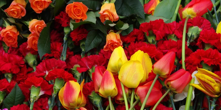 Nádherná kytice růží nebo tulipánů