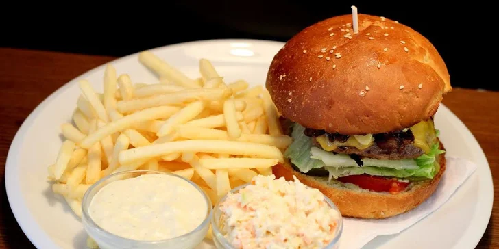 Hovězí burger ŠNYT s hranolky, salátem Coleslaw a pivem Lobkowicz