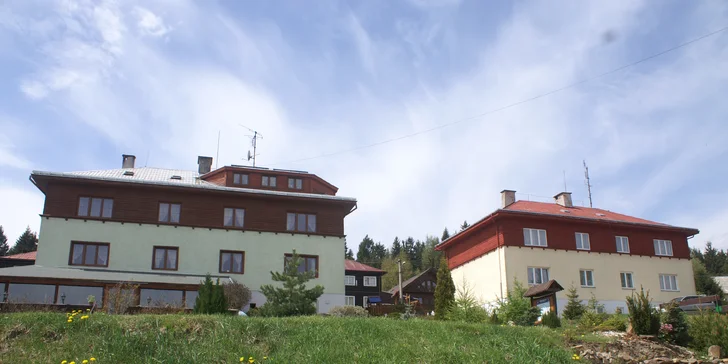 V okolí je mnoho restaurací, kam můžete zajít na oběd nebo večeři.