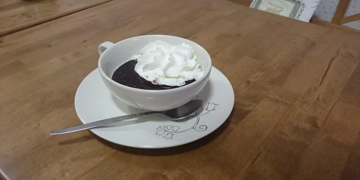 Dvě horké čokolády s banánem či višní
