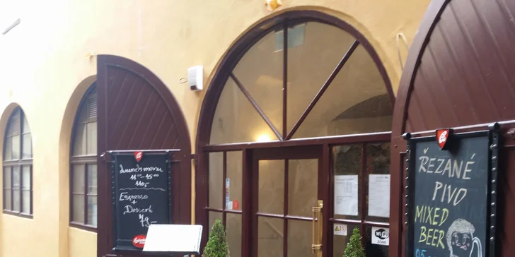 Božské steaky z lososa podávané s grilovanou zeleninou pro dva
