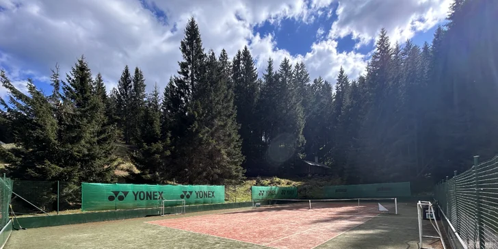 Sportovní duše určitě nadchne tenisový kurt, jen si s sebou nezapomeňte vzít vlastní rakety.