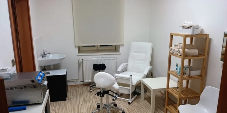 Péče o chodidla - mokrá pedikúra, peeling, masáž a lakování