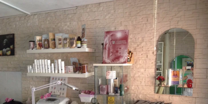 Královská péče o ruce: kyslíková masáž s fototerapií, peeling i manikúra