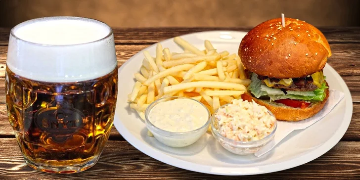 Hovězí burger ŠNYT s hranolky, salátem Coleslaw a pivem Lobkowicz