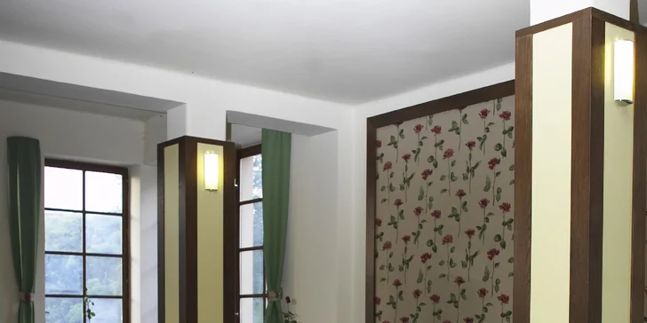 Dva lahodné zákusky a teplé nápoje v kavárně na Pražském hradě