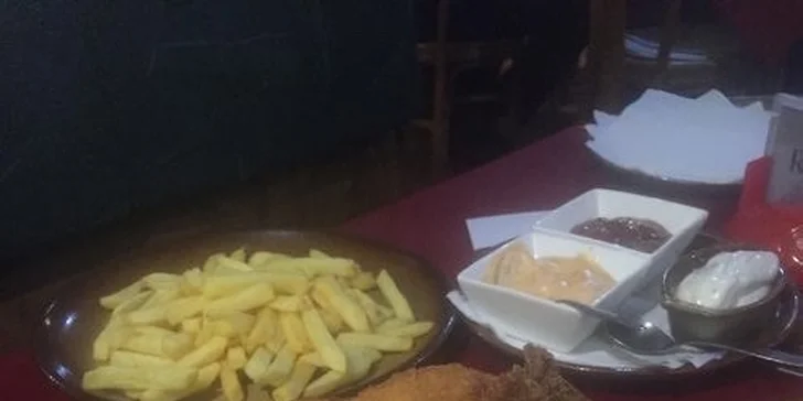 1kg smažených mini řízečků s hranolky a tatarkou