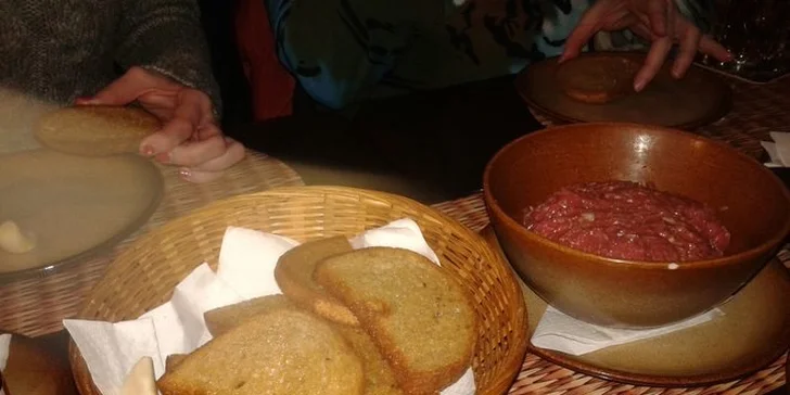 300g tatarák z pravé svíčkové a 10 topinek