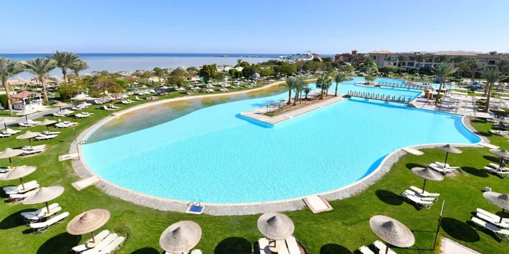 Pro milovníky vzrušení je připraven vlastní aquapark s mnoha skluzavkami.