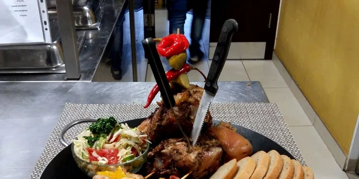 Maxi grill menu a 2 hodiny bowlingu pro partu 4-8 lidí