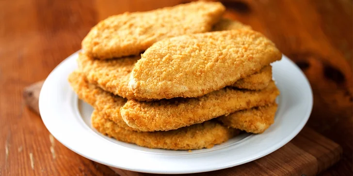 Nálož řízků a grilovaných kuřecích křidélek v Restauraci Pod Jasanem