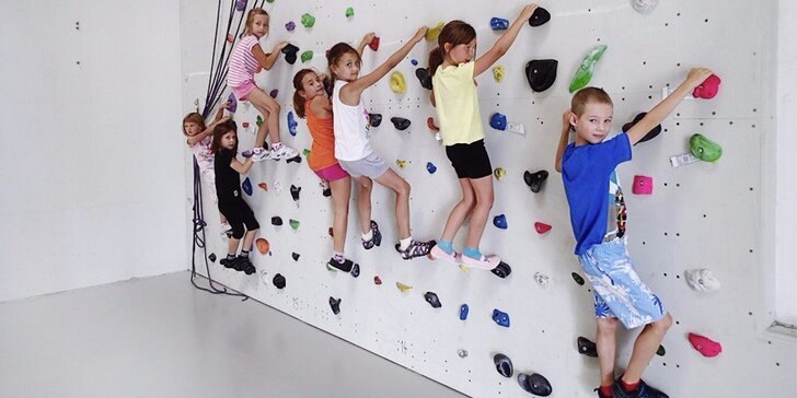 Dětská narozeninová párty s lezením na umělé stěně