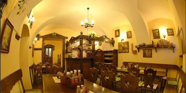 Kančí guláš s houskovými knedlíky pro dva milovníky zvěřiny