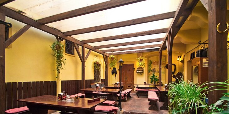 Půlkila šťavnaté krkovičky ve staročeské restauraci přímo pod Pražským hradem