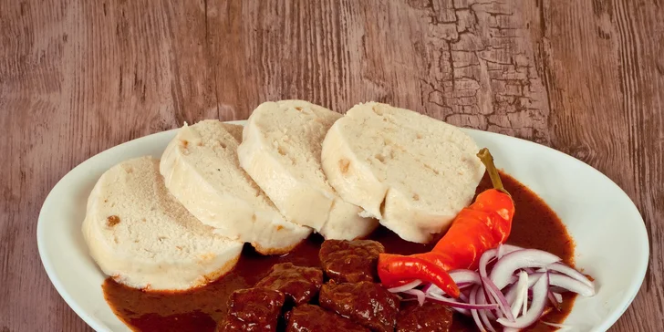 Kančí guláš s houskovými knedlíky pro dva milovníky zvěřiny