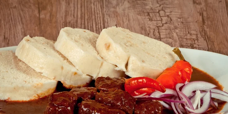 Kančí guláš s houskovými knedlíky pro dva milovníky zvěřiny