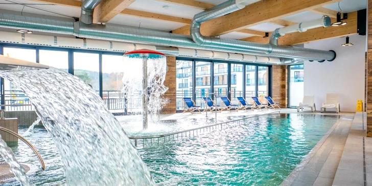Jen 50 metrů od ubytování můžete od osmi ráno až do deseti do večera zalézt do wellness a užívat si tu neomezené ráchání v bazénu či prohřívání v sauně.