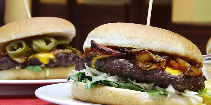 Burger je nejen skvělá chuťovka, ale i osvědčený hladobijec.