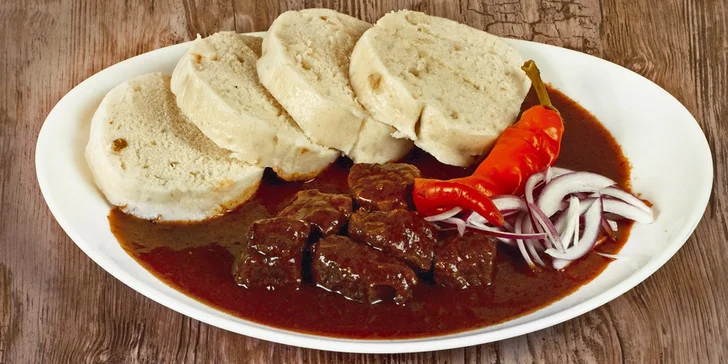 Kančí guláš s houskovými knedlíky pro dva milovníky zvěřiny