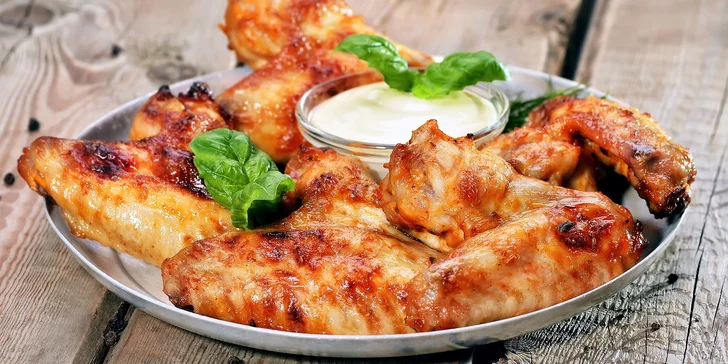 Kilo pikantních kuřecích křídel pro partu kamarádů