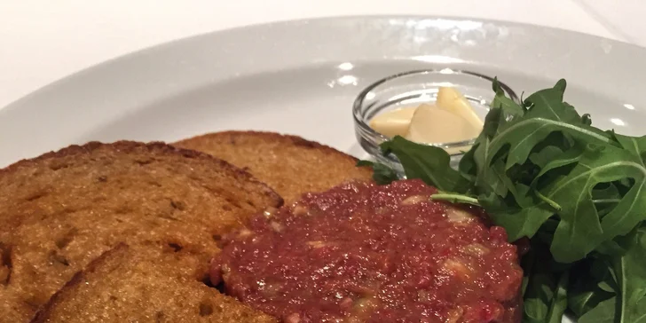 100g hovězí nebo lososový tatarák v restauraci IN LOCO