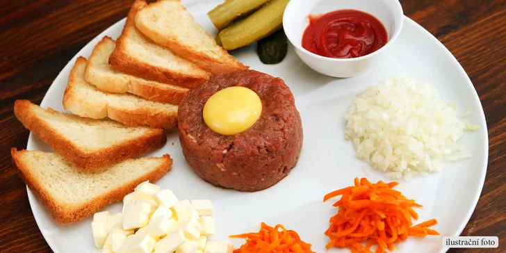 300g tatarák s kapkou koňaku a 15 topinek v restauraci U Básníka pánve