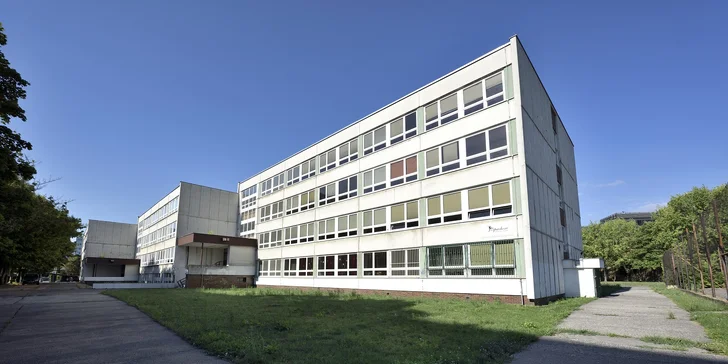 Vstup do kliniky je zo zadného vchodu základnej školy