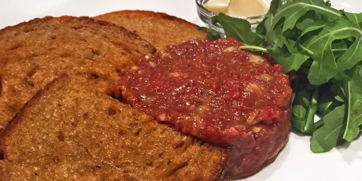 100g hovězí nebo lososový tatarák v restauraci IN LOCO