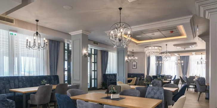 V hlavní hotelové restauraci se podávají snídaně, obědy i večeře formou bohatého bufetu.