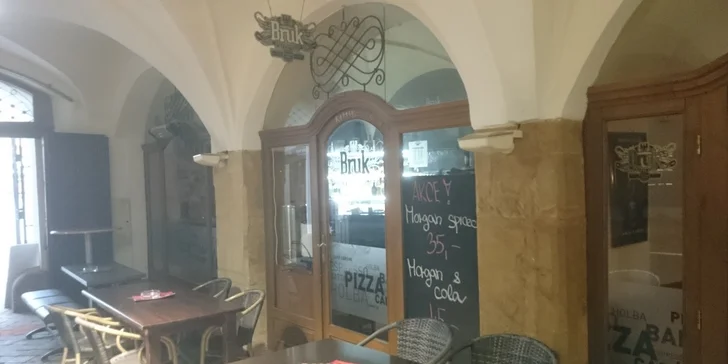 Dva osvěžující koktejly namíchané v baru Bruk