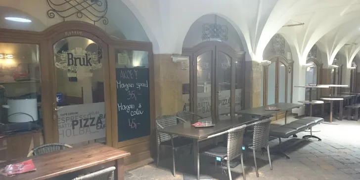 Dvě křupavé pizzy dle vašeho gusta v Pizza Baru Bruk