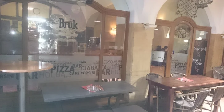 Dva osvěžující koktejly namíchané v baru Bruk