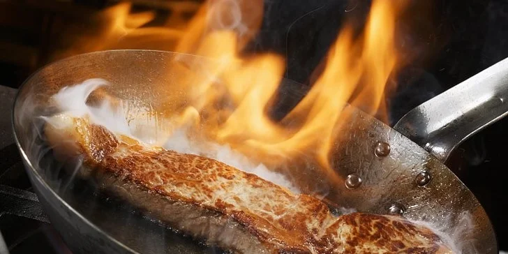 Valentýnská večeře při svíčkách s flambováním steaků