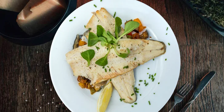 Interiér restaurace je inspirován přírodou a historií Českého Švýcarska. 
