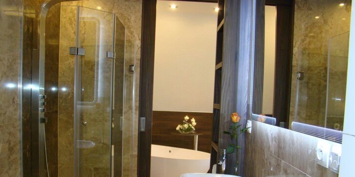 Pohádkový wellness pobyt s luxusním ubytováním v hotelu Podlesí včetně bazénu